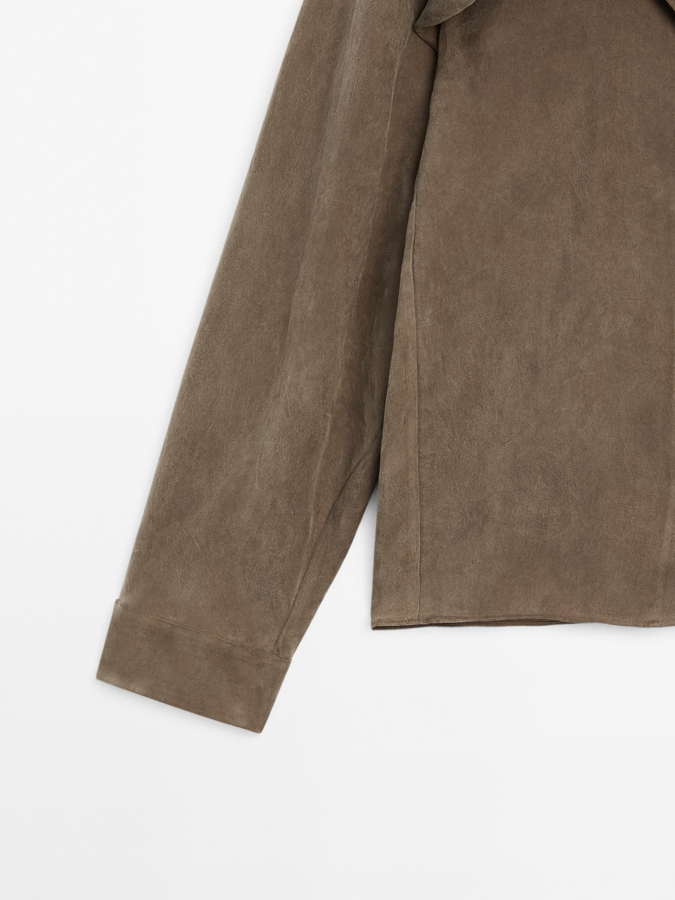 Shirt with tie at the neck